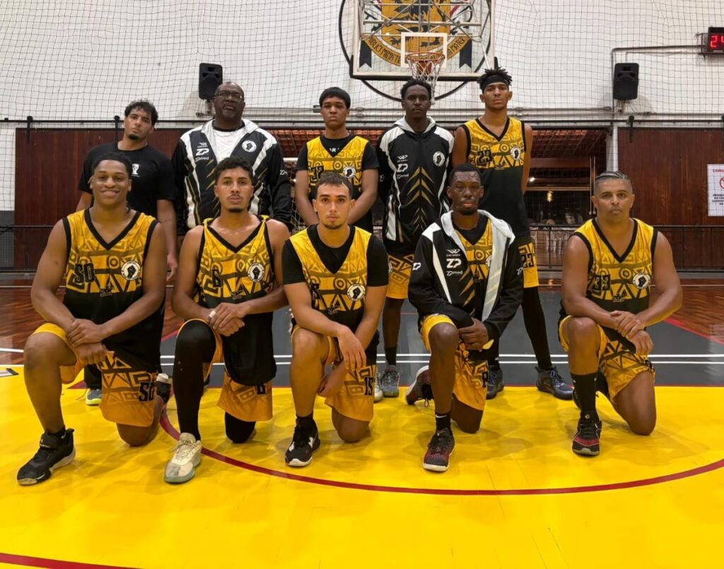 Atletas do time masculino de basquete Atlética Zumbi dos Palmares